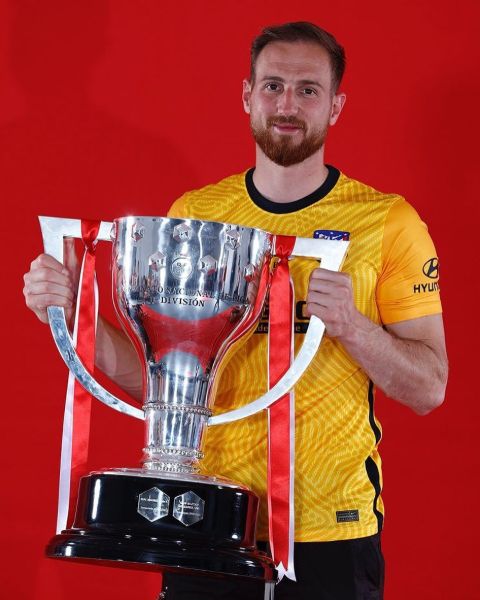 Jan Oblak with the La Liga trophy